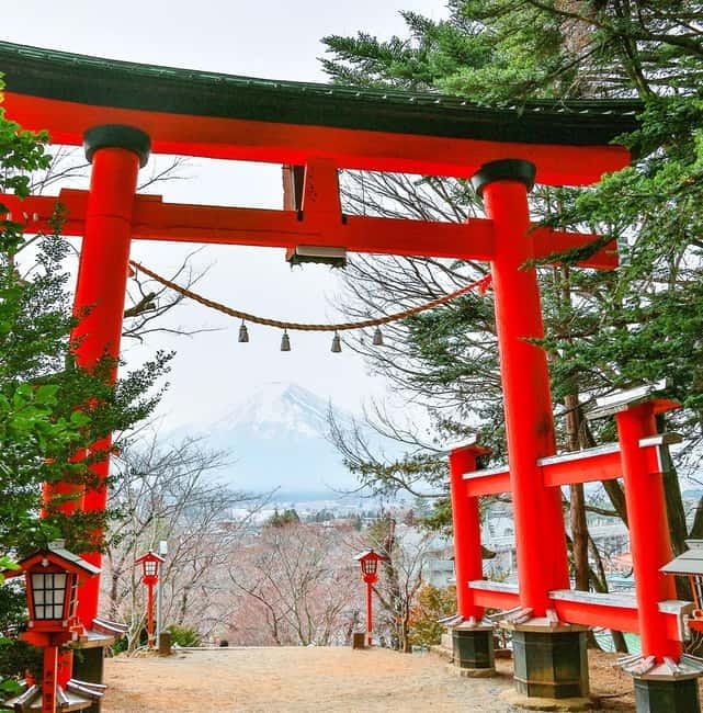 Mt. Fuji Heritage Tour: Traditional Villages, Lakes & Shrine - Arakurayama Sengen Park and the climb to Chureito Pagoda