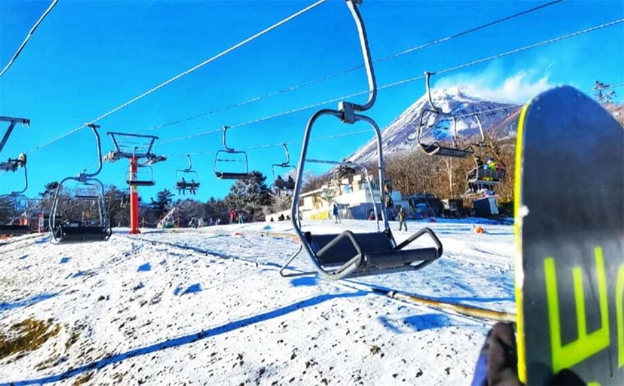 Mt. Fuji Skiing Experience- YETI Ski Resort & Onsen Day Trip - Guides, Languages, and Group Style