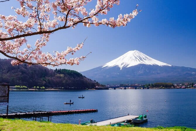 Mt. Fuji Tours to Lake Kawaguchi and Yamanaka Onsen English Guide - Lake Yamanaka adds a hot spring option