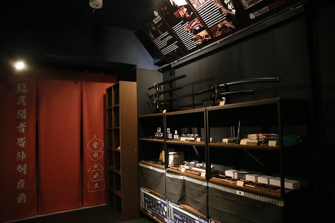 Ninja Lesson in Tokyo – 1 Hour Hands-On with Japanese Master - Ninja tools, trick-house details, and demonstrations