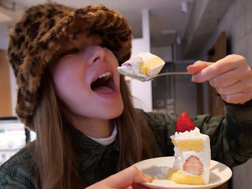 NO DIET CLUB - Unique local food tour in Tokyo ! - Guides Valentin and Marie keep the experience personal