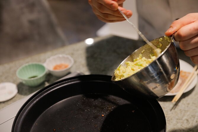Okonomiyaki making experience~Japanese popular food - English guidance and the role of Nina