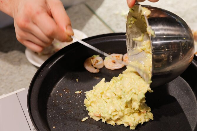 Okonomiyaki making experience~Japanese popular food - The taste and texture of the finished okonomiyaki