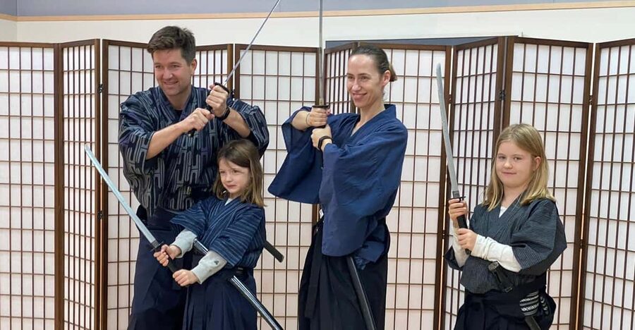 SAMURAI EXPERIENCE in Tokyo(Harajuku)【SAMURAI've】 - Putting on the kitsuke kimono