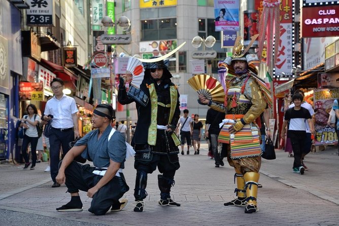 Samurai photo shooting at Street in Shibuya - Choosing armor at the Shibuya studio