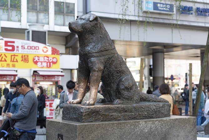 Shibuya by night in Small Groups: Neon Lights and Local Flavors - Shibuya Crossing with a konbini tasting