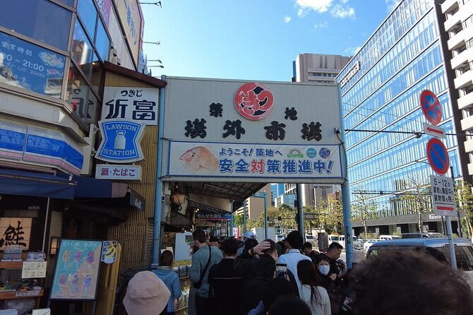 Shinjuku: Food Tour – 15 Dishes & 3 Drinks at 4 Eateries - What the guides add to the evening