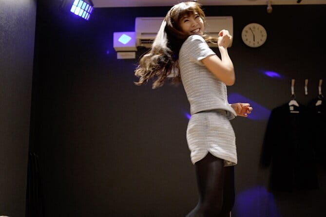 Shuffle Dance in Tokyo with a TikTok Star - Intermediate Level - Meeting local dancers after the lesson