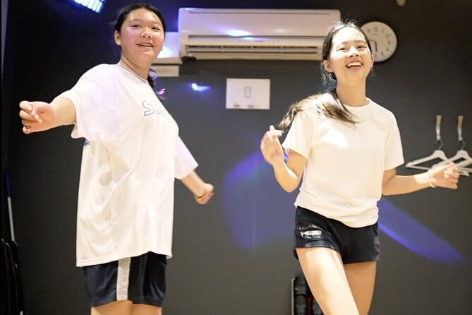 Shuffle Dance in Tokyo with a TikTok Star - Intermediate Level - Getting to Studio Worcle Shinjuku at 8 p.m.