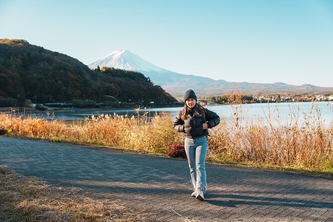 Small Group Tour Mount Fuji and Lake Kawaguchi from Tokyo - What the guide adds to a busy sightseeing day