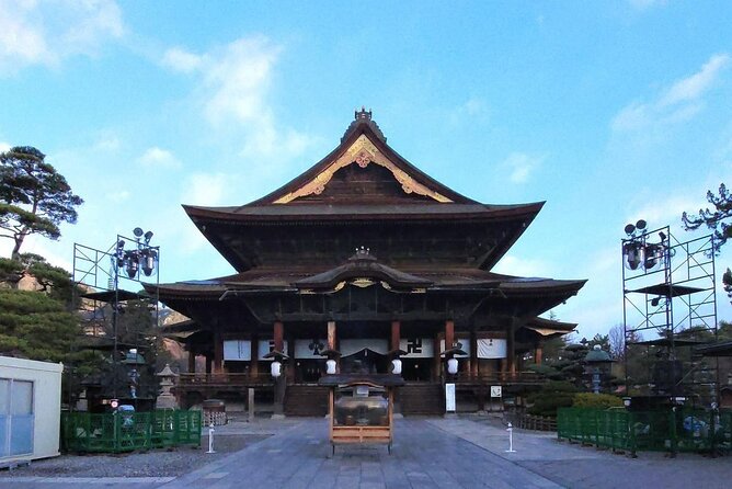 Snow Monkey Park & Zenkoji Temple Nagano Pvt. Full Day Tour. - What the $800 group price really buys