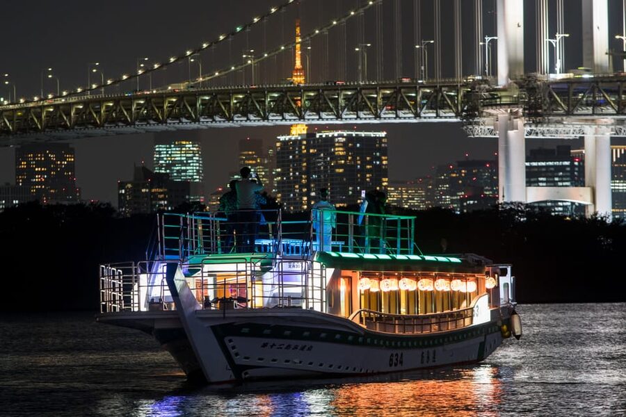 Sumida River: Japanese Traditional Yakatabune Dinner Cruise - Tatami Seating and the Six-Person Table
