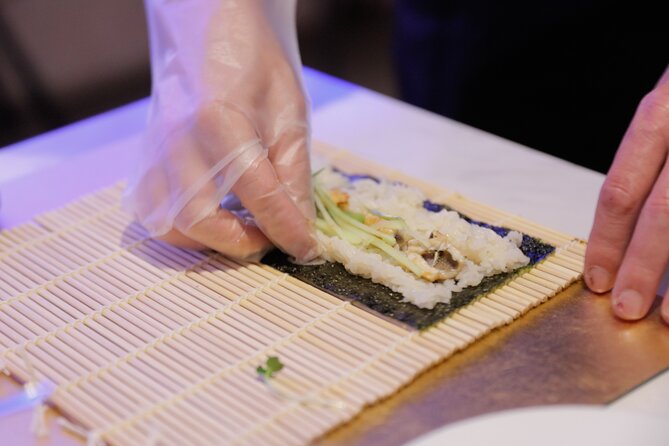 Sushi Making Experience in Shinjuku【Temaki】 - Making sushi in a flower-filled Shinjuku cafe