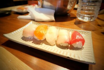 Taisho Sushi Making Class in Tokyo - Making nigiri with fish and rice