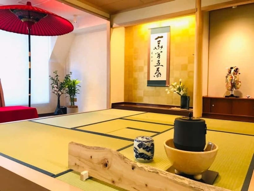 Tea ceremony experience in Japanese-style room 60min - Choosing the sweets and matcha bowl