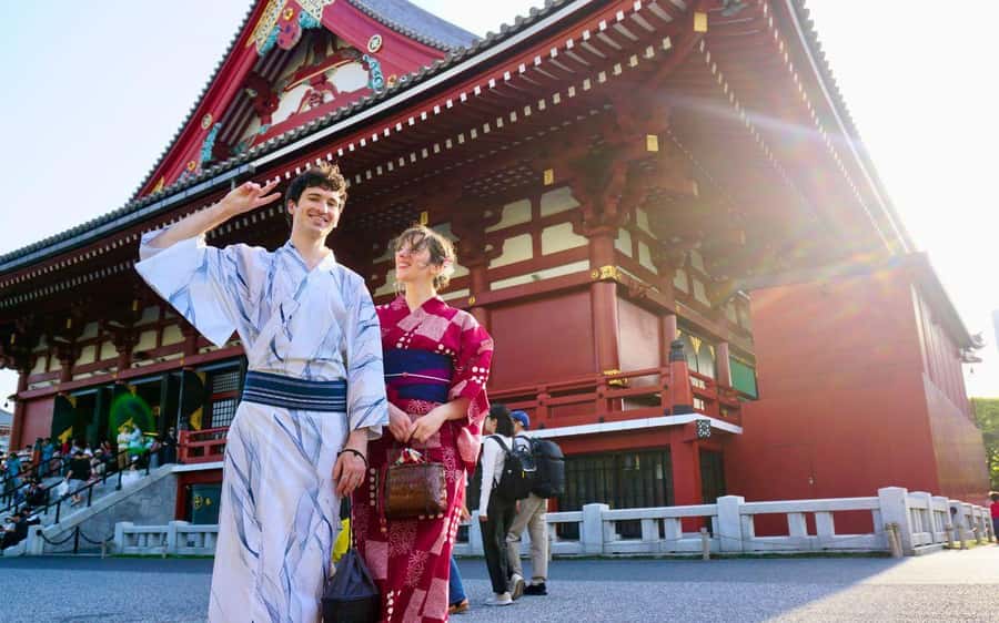 Tokyo: Asakusa Kimono Rental Experience - Walking from the shop to Sensoji