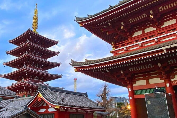 Tokyo: Asakusa Temple & Shrine Walking Tour with Local Guide