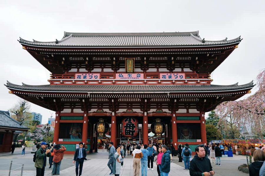 Tokyo: Asakusa & Tokyo’s Oldest Temple Senso-ji Walking Tour - Walking beneath Kaminarimon Gate