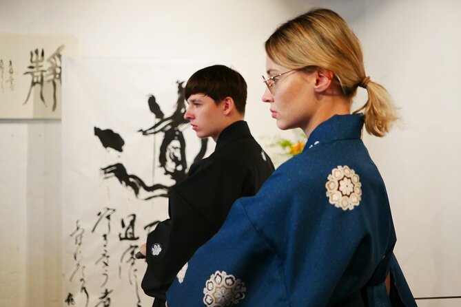Tokyo : Authentic Samurai Experience in a Private Space. - Putting on the Samurai Kimono