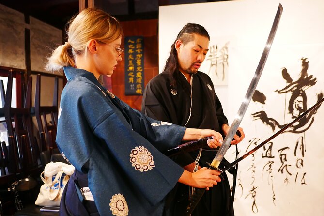 Tokyo : Authentic Samurai Experience in a Private Space. - Practicing the Cutting Motion