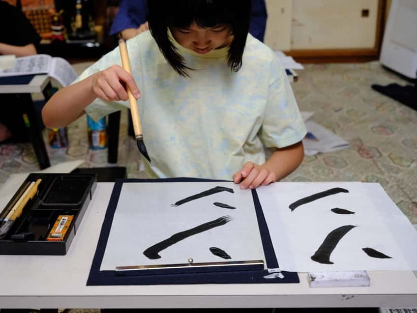 Tokyo: Calligraphy Experience with yukata or Samue - The first brushstrokes: control before beauty