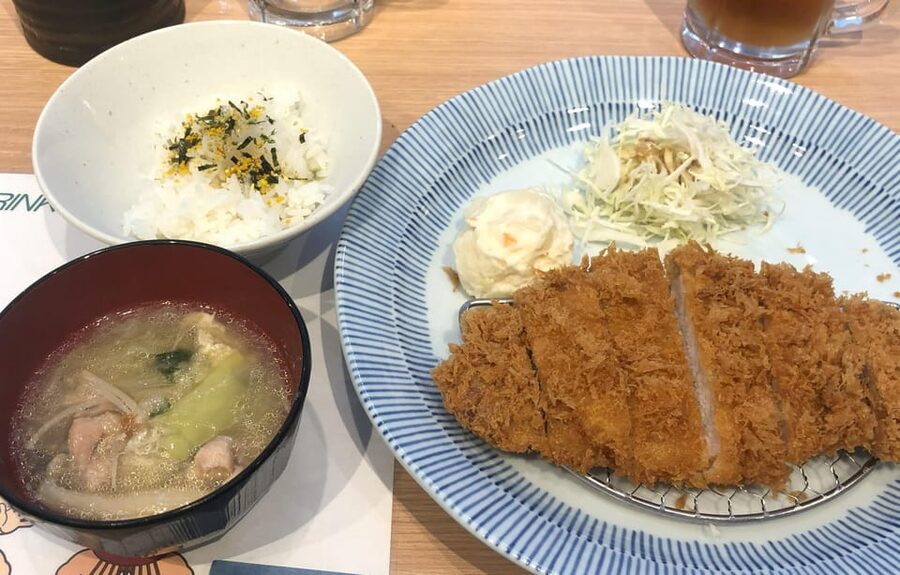Tokyo: Challenge Sumo Wrestlers and Enjoy Meal - Photos, questions, and the final few minutes
