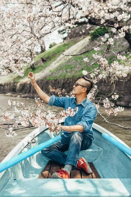 Tokyo Cherry Blossom Express Tour with Boat Ride - Koishikawa Korakuen Garden begins the day