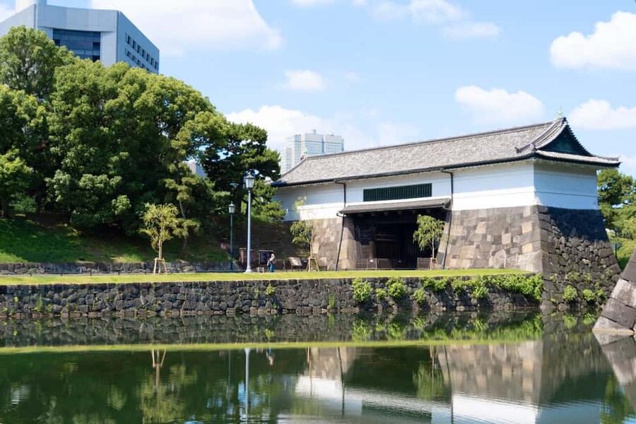 Tokyo: Edo Castle and Imperial Palace Guided Walking Tour - What the small group changes