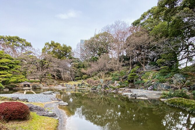 Tokyo: Edo Castle & East Garden of the Imperial Palace Tour - Tracing Edo Castle through stone and garden