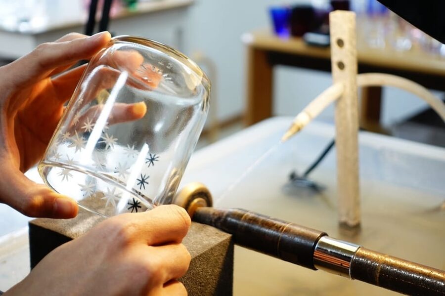 Tokyo: Edo Kiriko Traditional Glass Carving Class - Cutting the glass with an English-speaking instructor