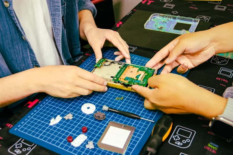 Tokyo: Gameboy Mod Workshop at Akihabara - Choosing your shell, buttons, and screen