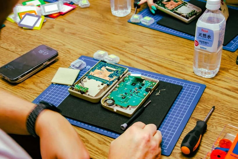 Tokyo: Gameboy Mod Workshop at Akihabara - Taking apart the original Game Boy