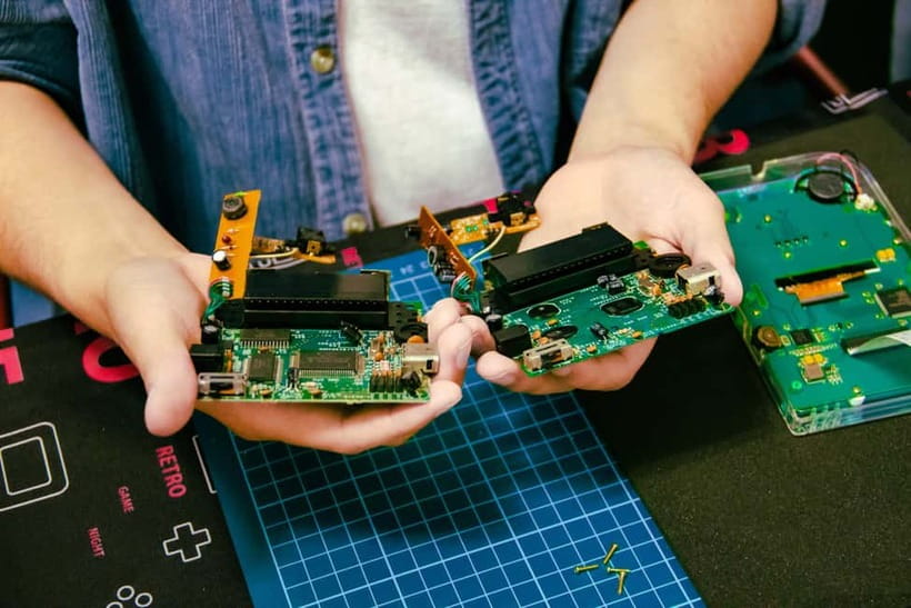 Tokyo: Gameboy Mod Workshop at Akihabara - Rebuilding a playable custom console