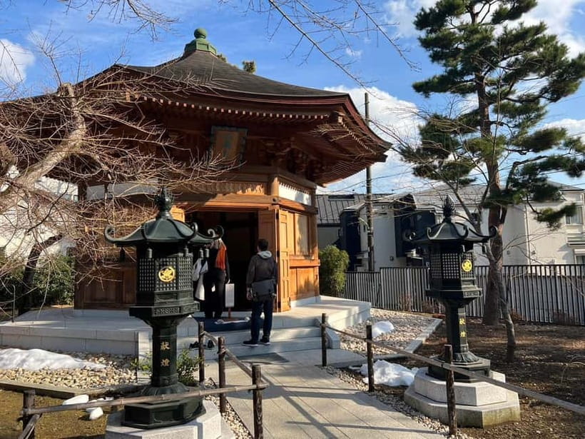 Tokyo: Gotokuji Culture Walk & Lucky Cat Temple Experience - What the high ratings tell you