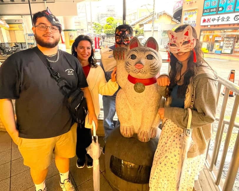 Tokyo: Gotokuji Lucky Cat Temple & Harajuku Cat Cafe Tour - Browsing Gotokuji’s local shopping street