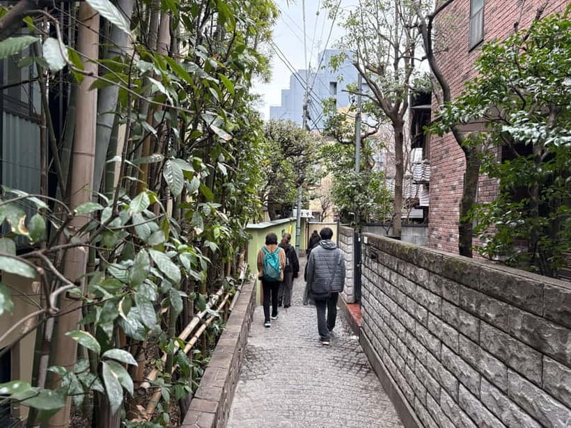 Tokyo: Imperial Palace with Nostalgic Alley Kagurazaka tour - What the guide adds to the walk