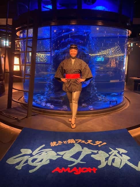 Tokyo: Japanese Experiece Dinner with Diving Ama Performance - An Ama performance beside a 20-ton aquarium