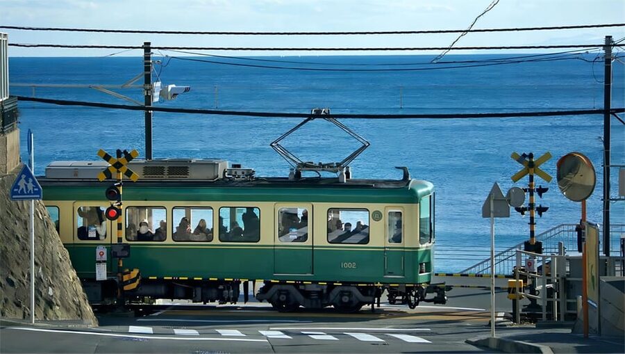 Tokyo: Kamakura & Enoshima Day Tour with Pickup & Train Ride - Komachi Street for snacks and shopping