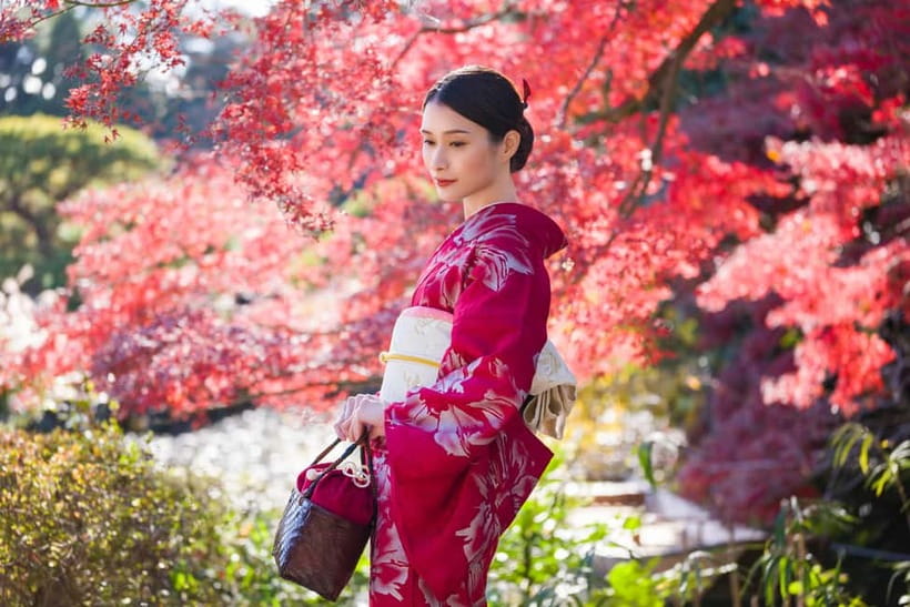 Tokyo: Kimono Rental inside Shinjuku Gyoen National Garden - Walking through Shinjuku Gyoen in traditional clothing