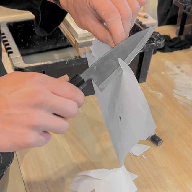 Tokyo: Knife Making Workshop (Sharpening, Engraving) - Starting with a haori, tea, and a short lesson