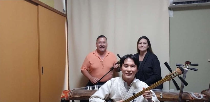 Tokyo: Learn to play traditonal songs on Tsugaru Shamisen - Meeting Kouzan Oyama near Shinjuku