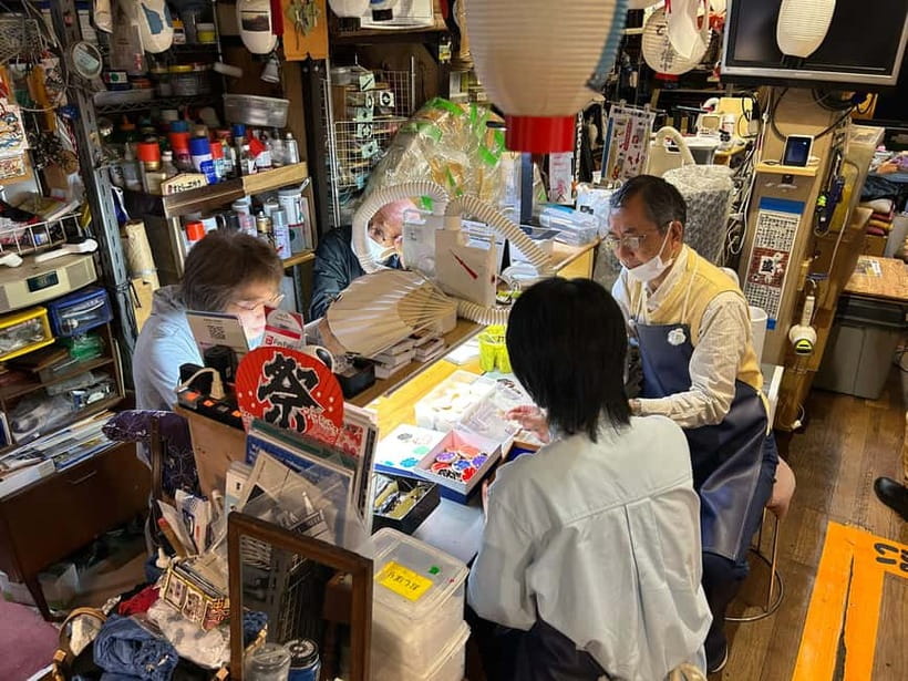 Tokyo: Making a Lantern Workshop in Asakusa with a Craftsman - Decorating a personal souvenir
