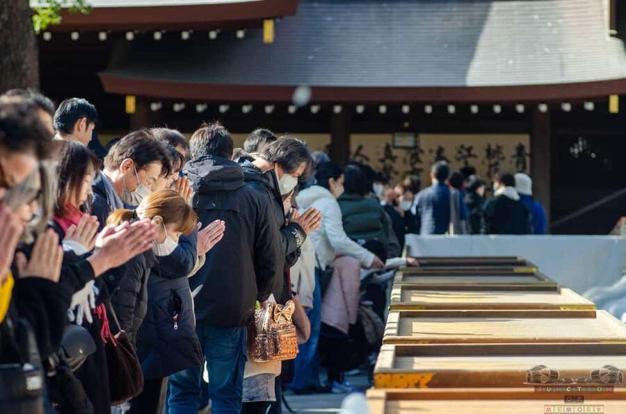 Tokyo: Meiji Jingu, Harajuku, Shibuya, and Shijuku Tour - Shinjuku: food lanes, neon, and a useful finish