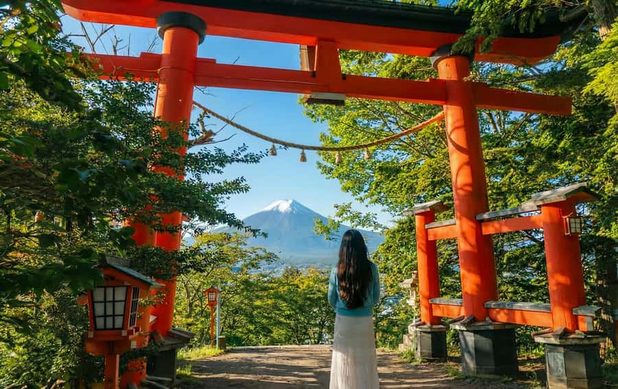 Tokyo: Mount Fuji Day Trip with Scenic & Local Stops - Hikawa Clock Shop and a retro town view