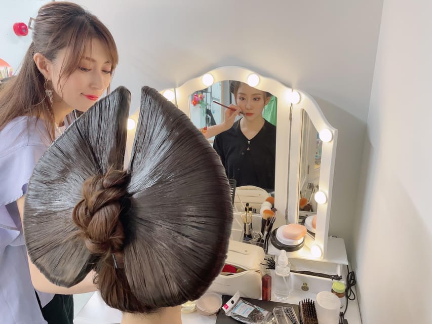 Tokyo: Private Makeover Photography Studio in Luxury Kimono - The private photo booth and pose coaching