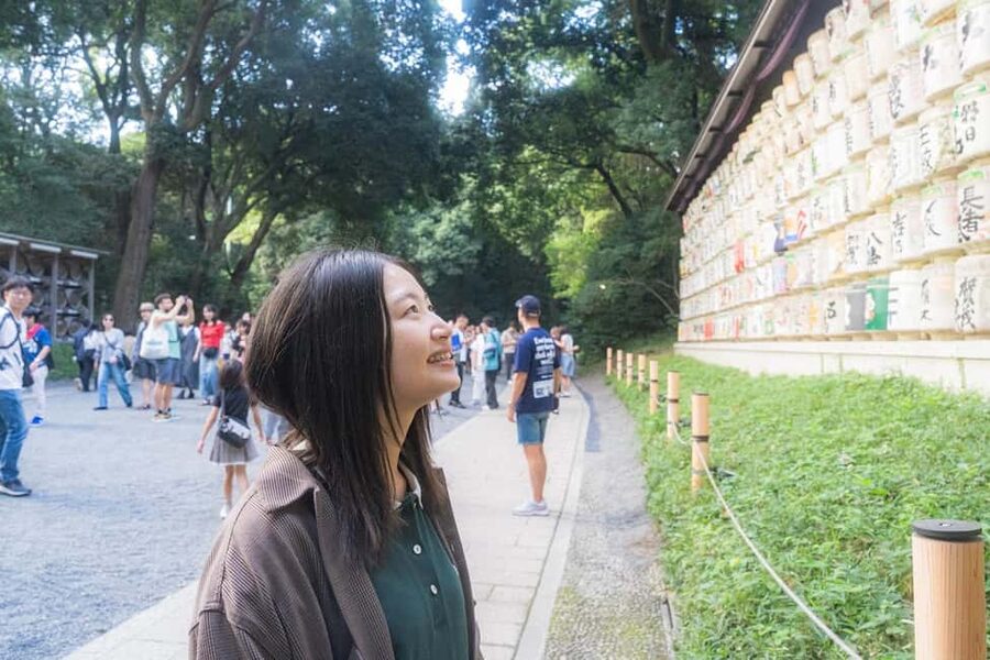 Tokyo: Private Meiji Shrine & Harajuku Highlights Tour - Meeting your guide at @cosme TOKYO