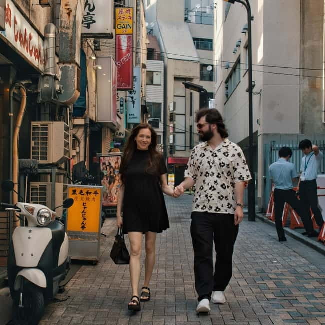 Tokyo: Private photo shoot - Getting natural poses instead of stiff portraits