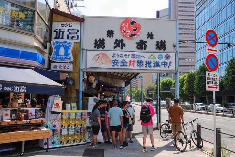Tokyo: Private Tsukiji Street Food & Sake with Local Guide - The sake flight and baby scallops