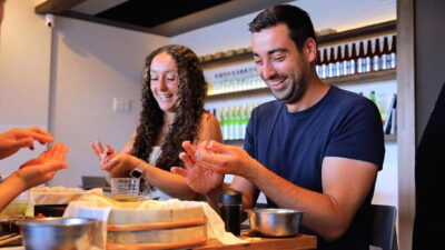 Tokyo: Roll and Authentic Sushi Making Class in Asakusa - The opening quiz makes sushi history easy to remember