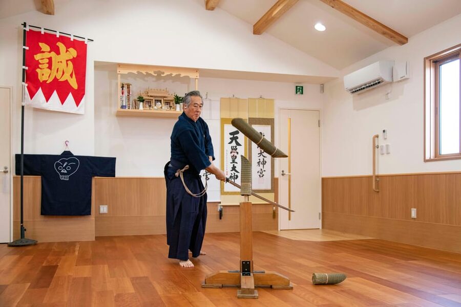Tokyo: Samurai Sword Academy in the Hometown of Last Samurai - Your first five minutes from Hino Station